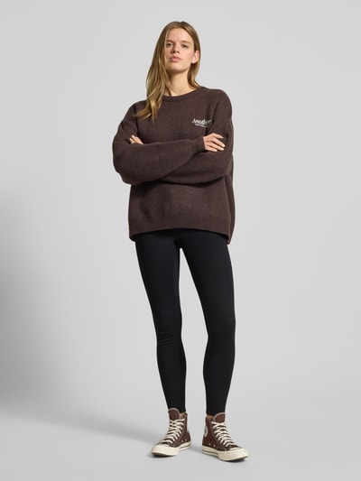 Kobiece model prezentuje Coloured Skinny Fit Jeans od ONLY, 5-kieszeniowe, ciemne, dopasowane, bawełna z domieszką stretchu, widok całej sylwetki z przodu.