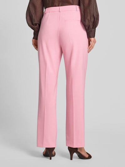 Frauenmodel trägt Stoffhose aus Viskose-Mix mit Gesäßleistentasche von Comma in Rosa, glatte Oberfläche, Bügelfalten, Ganzkörperansicht Rückansicht. Damen Stoffhose, Viskose-Mix mit Stretch-Anteil, Straight Fit, Haken- und Reißverschluss, Französische Eingrifftaschen, Bundweite bei Größe 36: 32 cm, Innenbeinlänge bei Größe 36: 76 cm.