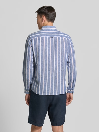 Männermodel trägt Regular Fit Freizeithemd aus Leinen-Baumwoll-Mix von s.Oliver RED LABEL, Optik:Allover-Muster, Ganzkörperansicht Rückansicht