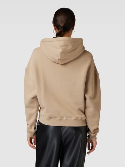 PEQUS Cropped Hoodie mit Label-Print Modell 'Mythic' Beige 5