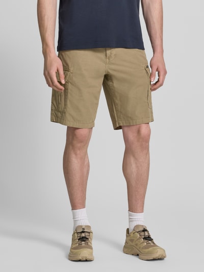 Männermodel trägt Regular Fit Bermudas mit Cargo-Taschen von Petrol in Beige aus reiner Baumwolle, Herren, Ganzkörperansicht von vorne.