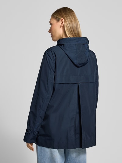 Vrouwenmodel draagt Jacke mit Zweiwege-Reißverschluss van Fuchs Schmitt in regular fit, donkerblauw, rechte lijnen, gladde textuur, ruglengte 72 cm, schouderbreedte 42 cm, borstwijdte 53 cm, mouwlengte 63 cm, volledig zicht op de rug.