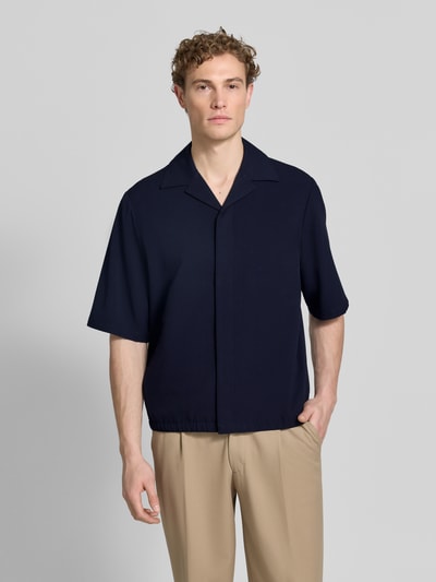 Męski model nosi Relaxed Fit Hemdjacke mit Reverskragen od Lindbergh, granatowy kolor, gładka tekstura, materiał z domieszką wiskozy, długość tyłu w rozmiarze M: 69 cm, szerokość ramion w rozmiarze M: 48 cm, długość rękawa w rozmiarze M: 34 cm, widok całej sylwetki z przodu