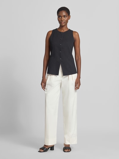 Frauenmodel trägt Wide Leg Chino aus Baumwoll-Mix Modell 'C_Tanjura5-D' von BOSS Orange in Offwhite mit glatter Textur, Ganzkörperansicht von vorne.