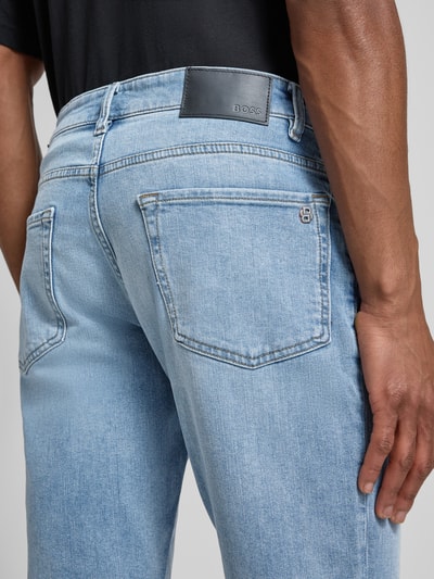 Männermodel trägt Regular Fit Jeansshorts aus Baumwoll-Mix Modell 'MAINE SHORTS' von BOSS Orange, Optik: Unifarben, Nahaufnahme Rückansicht.