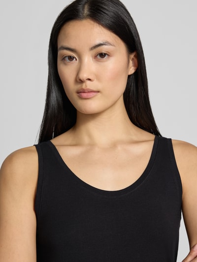 Frauenmodel trägt Slim Fit Tanktop aus Baumwoll-mix von s.Oliver RED LABEL in Schwarz, glatte Struktur, Nahaufnahme Oberkörper.