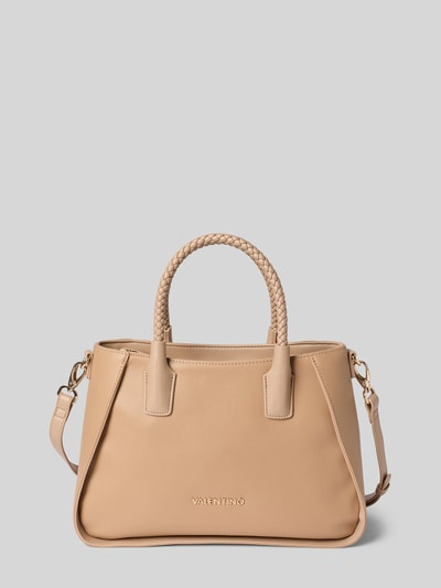Produktfoto, beigefarbene Handtasche mit Label-Detail Modell 'ERIS' von VALENTINO BAGS, Zopfmuster-Trageriemen, metallic Label, fein strukturierte Oberfläche, abnehmbarer Schulterriemen, rechteckige Form, Reißverschluss-Hauptfach, sichtbare Metallbeschläge, für Damen.