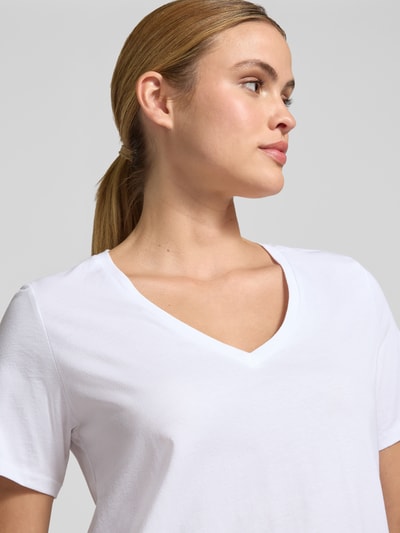 Kobiece model nosi Regular Fit T-Shirt aus reiner Baumwolle od Marc O'Polo, efekt: jednolity kolor, dekolt w serek, krótki rękaw, bawełna, zbliżenie na górną część ciała
