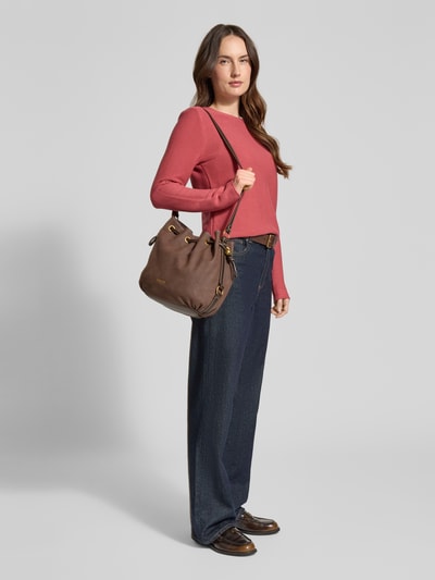 Vrouwenmodel draagt Bucket mit Logo-Applikation Modell 'Ginesa' van Liu Jo White in leerlook met smalle schouderriemen, hoofdvak met trekkoord, binnenvak met rits, 27x27x18 cm, schouderriem 105 cm, donkerbruin, geheellichaamsaanzicht vooraan.