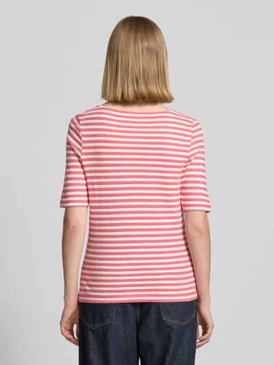 Frauenmodel trägt Slim Fit T-Shirt aus reiner Baumwolle von s.Oliver RED LABEL, efekt: wzór w paski, krój slim fit, dekolt w łódkę, rękaw o dł. 1/2, dżersej z cieniowanej przędzy, widoczne naszywka z logo, kolor różowo-biały, damski t-shirt, widok całej sylwetki z tyłu