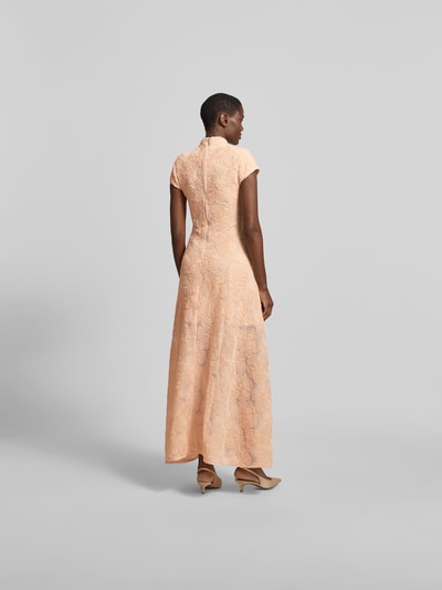 Frauenmodel trägt Maxikleid mit floralen Allover-Details von ROTATE, Elastischer-Material-Mix, taillierte Passform, Stehkragen, kurzärmelig, Pastellfarbe, strukturierte Oberfläche, Gesamtlänge 142 cm, Brustweite 38 cm, Ganzkörperansicht Rückansicht.