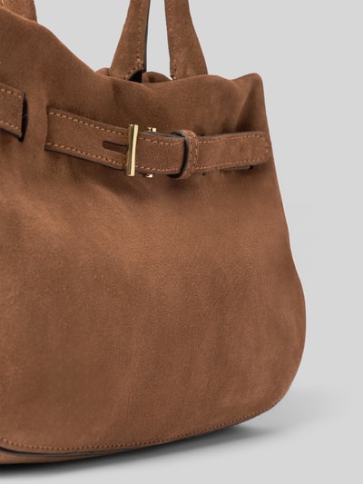 Productfoto, Handtasche met label-detail model 'JILL' van Abro in bruin suède met goudkleurige gesp, zicht op textuur en stiksel, hoofdvak met magneetsluiting, hengsels, binnenvak met rits, 32x20x10 cm, schouderriem 54 cm.
