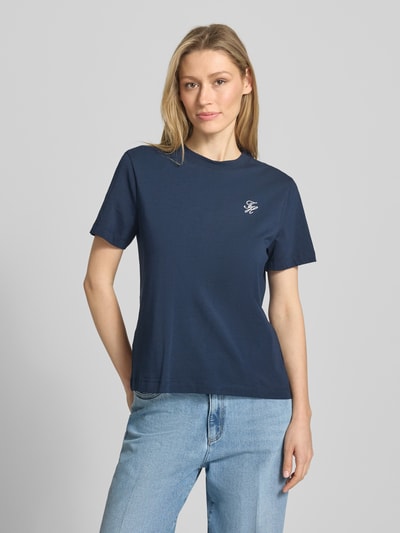 Frauenmodel trägt Regular Fit T-Shirt aus Baumwoll-Mix von Tommy Hilfiger, Optik: Unifarben, Logo-Stitching, Rundhals, Kurzarm, Materialverarbeitung: Jersey, Ganzkörperansicht von vorne.