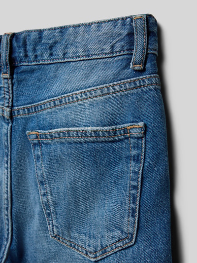 Productfoto, blauwe straight fit jeansshorts uit puur katoen model 'JEDGE' van Only & Sons, denimlook, 5-pocket, labelapplicatie, verstelbare taille, knoop- en ritssluiting, riemlussen, kinderkleding, textuur van gladde stof
