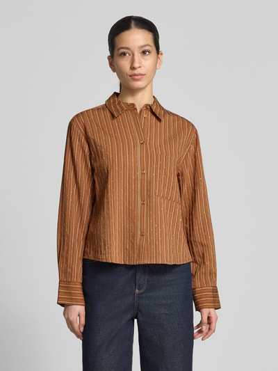 Frauenmodel trägt braune Hemdbluse mit feinen Streifen aus Viskose-Mix, Regular-Fit, Strasssteinbesatz Modell 'PUNA' von Mango, Hemdblusenkragen, Knopfleiste, Brusttasche und Sportmanschetten, leicht abgerundeter Saum, Rückenlänge 58 cm, Ärmellänge 59 cm, Nahaufnahme Oberkörper.
