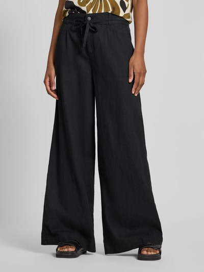 Frauenmodel trägt Wide Fit Stoffhose mit Bügelfalten Modell 'Livia' von Angels aus reiner Baumwolle in Schwarz, Nahaufnahme Unterkörper.