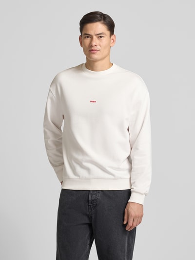 Männermodel trägt Regular Fit Sweatshirt aus reiner Baumwolle Modell 'DUBRAXO' von HUGO, Optik: Unifarben, Ganzkörperansicht von vorne.