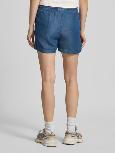 Frauenmodel trägt Regular Fit Jeansshorts aus Lyocell Modell 'PEMA LIFE' von Only in Denim-Optik, elastischer Bund, seitliche Eingrifftaschen, Ganzkörperansicht Rückansicht.
