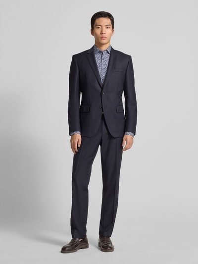 Męski model nosi Slim Fit Businesshemd aus Baumwolle mit Kentkragen od OLYMP Level Five, niebieski, bawełna, listwa guzikowa, długość tyłu 82 cm, szerokość ramion 46 cm, długość rękawów 70 cm, koszula biznesowa, widok całej sylwetki z przodu.