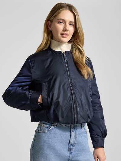 Vrouwenmodel draagt Bomberjacke mit Entendaunen-Füllung und Eingrifftaschen van Luisa Cerano, donkerblauw, rechte fit, teddy kraag, rits, zijzakken, vooraanzicht borst close-up.