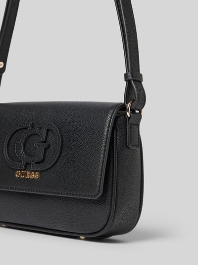 Produktfoto, Handtasche in Leder-Optik Modell 'Isola' von Guess, mit Überschlag, Magnetverschluss, Logo-Detail, verstellbarer Schulterriemen, Breite 23 cm, Länge 16 cm, Tiefe 6 cm, schwarze strukturierte Oberfläche