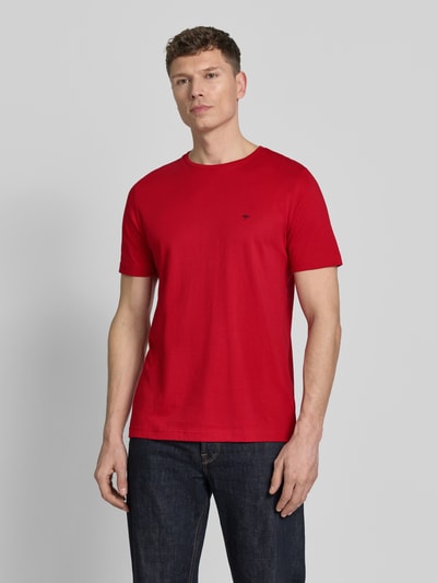 Männermodel trägt T-Shirt mit Rundhalsausschnitt und Label-Stitching von Fynch-Hatton in Rot aus Reine Baumwolle, Regular-Fit, Ganzkörperansicht von vorne, Rückenlänge bei Größe M: 71 cm.