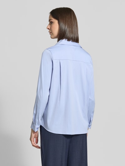 Frauenmodel trägt Regular Fit Hemdbluse aus Baumwoll-Mix von Milano Italy in Hellblau, Hemdblusenkragen, verlängerte Rückseite, Rückenansicht.