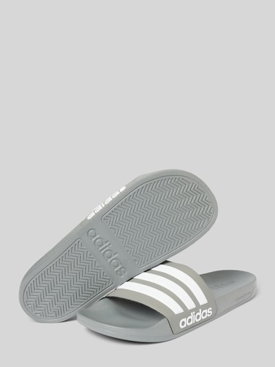 ADIDAS SPORTSWEAR Slides mit Label-Print Modell 'ADILETTE SHOWER' Mittelgrau 4