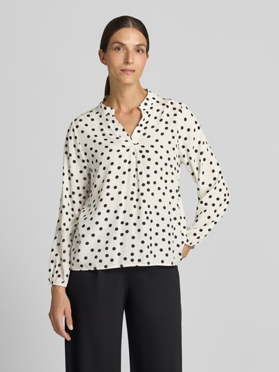 Frauenmodel trägt Relaxed Fit Bluse aus reiner Viskose-Mix Modell 'Valeria' von ZABAIONE mit schwarzen Punkten, Serafino Ausschnitt, Ganzkörperansicht von vorne. Damen Bluse, weiß mit schwarzen Punkten, langärmlig, Rückenlänge 54 cm, Ärmellänge 58 cm.