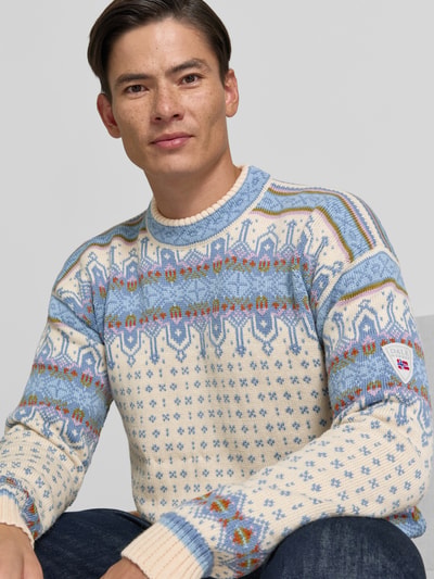 Männermodel trägt Regular Fit Pullover aus reiner Wolle Modell 'Albertville' von Dale of Norway mit Strick-Optik in Creme und Blau, Nahaufnahme Oberkörper. Rückenlänge bei Größe M: 66 cm, Ärmellänge bei Größe M: 59 cm.