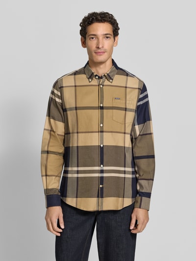 Männermodel trägt Regular Fit Hemd aus reiner Baumwolle von Barbour in Karo-Muster mit Beige- und Brauntönen, Ganzkörperansicht von vorne, Herren Freizeithemd von Barbour.