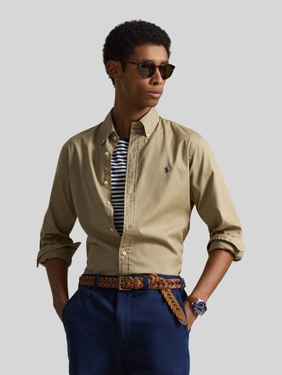 Męski model nosi Regular Fit Freizeithemd aus reiner Baumwolle von Polo Ralph Lauren, efekt: jednolity kolor, krój regular fit, kołnierzyk typu button down, listwa guzikowa na całej długości, wyhaftowane logo, zapięcie na guziki, długi rękaw, mankiet sportowy, splot twill, materiał: bawełna, Ganzkörperansicht von vorne.