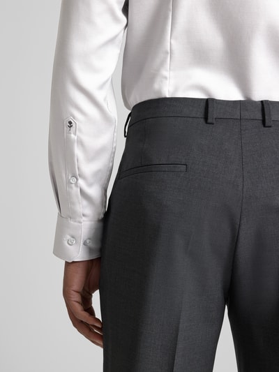 Männermodel trägt Slim Fit Business Hemd aus Baumwolle mit Kentkragen von SEIDENSTICKER, Ärmel und Rückseite, Detailaufnahme. Rückenlänge 78 cm, Schulterbreite 45 cm, Ärmellänge 64 cm, Knopfleiste, Farben Weiß und Grau, glatte Textur.