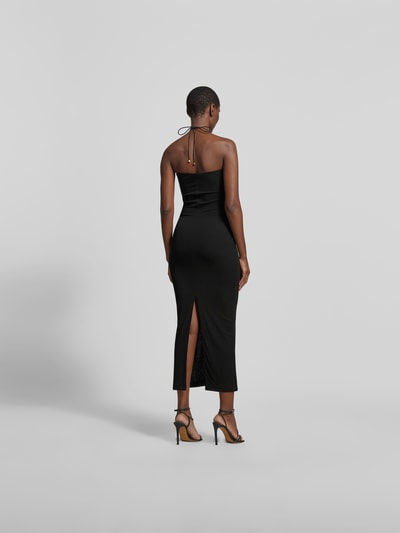 Frauenmodel trägt Slim Fit Midikleid mit Zierstein-Detail von Nanushka in Schwarz mit Gehschlitz, Cut-Out und Neckholder, Ganzkörperansicht Rückansicht. Gesamtlänge bei Größe S 117 cm, Brustweite 33 cm, Taillenweite 29 cm.