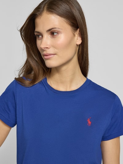 Vrouwenmodel draagt T-Shirt met Label-Stitching van Polo Ralph Lauren in blauw katoen, geribde ronde hals, Nahaufnahme bovenlichaam.