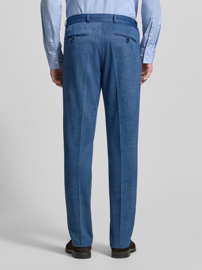 Męski model nosi Straight Fit Stoffhose mit Bundfalten Modell 'Sparta' od Zuitable, materiał z domieszką bawełny, niebieski, widok całej sylwetki z tyłu. Szerokość w rozmiarze 50: 47 cm, długość nogawki wewnętrznej w rozmiarze 50: 80 cm, kieszenie z tyłu, zapięcie na guzik i zamek.