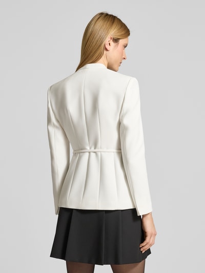 Männermodel trägt taillierten, unifarbenen Blazer mit Extra-Gürtel Modell 'QUINOA' von Max Mara Studio, Label Stitching, Rückansicht