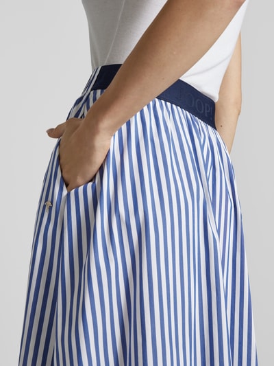 Vrouwenmodel draagt Regular Fit Midirock met elastische tailleband Modell 'Saskia' van JOOP!, elastische katoenmix, detailopname taille.