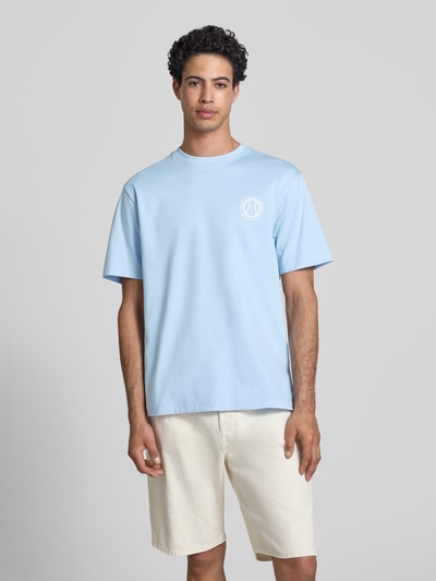 Männermodel trägt Regular Fit T-Shirt aus reiner Baumwolle von Only & Sons, Optik: Unifarben, Passform: Regular-Fit, Applikation: Print, Rundhals, Ärmelform: Kurzarm, Farbe hellblau, glatte Textur, Herren T-Shirt, Ganzkörperansicht von vorne