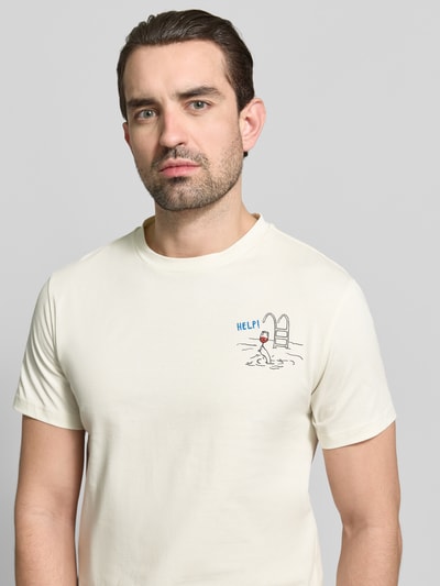 Männermodel trägt T-Shirt mit Motiv-Print und Rundhalsausschnitt von Manuel Ritz in Creme, reine Baumwolle, Regular Fit, Nahaufnahme Oberkörper.