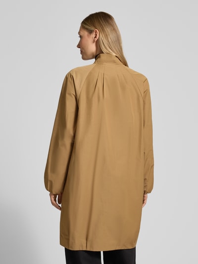 Frauenmodel trägt Mantel mit Stehkragen und Zweiwege-Reißverschluss von Fuchs Schmitt, relaxed Fit, Material-Mix, Rückansicht, Ganzkörperansicht.