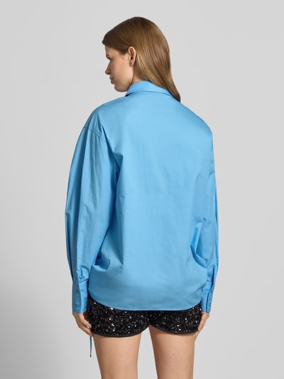 Frauenmodel trägt Oversized Bluse mit Kordelzug und verdeckter Knopfleiste von Karo Kauer in Hellblau, Reine Baumwolle, Sportmanschetten, Hemdblusenkragen, Oversized-Fit, Label-Patch, Bund mit Bindeverschluss, Rückenlänge bei Größe S 75 cm, Ärmellänge 61 cm, Ganzkörperansicht Rückansicht.