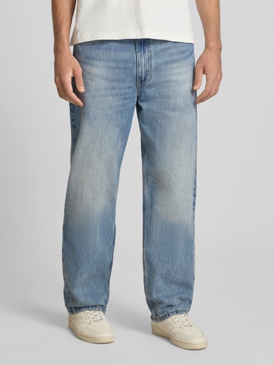 Männermodel trägt Loose Fit Jeans aus reiner Baumwolle Modell '565®' von Levi's®, blaue Denimstruktur, Ganzkörperansicht von vorne. Herren Wide & Loose Fit Jeans von Levi's®.