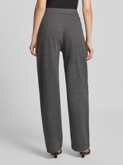 Frauenmodel trägt Hose im Allover-Look mit Falten von Emporio Armani, Baumwoll-Mix, Regular Fit, schwarze Muster, Ganzkörperansicht Rückansicht.