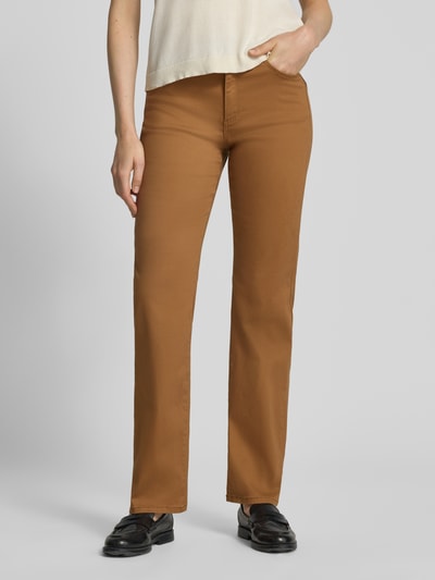 Frauenmodel trägt Straight Fit Stoffhose im 5-Pocket-Design von Christian Berg Woman in Braun, Baumwoll-Mix, Strasssteinbesatz, Ganzkörperansicht von vorne.