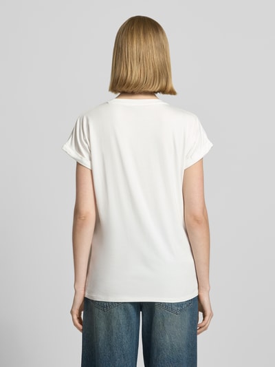 Frauenmodel trägt T-Shirt mit Rundhalsausschnitt und Print Modell 'MARICA' von Soyaconcept aus Lyocell-Elasthan-Mix in Weiß, Relaxed Fit, Rückenlänge bei Größe S 62 cm, Ärmel mit Aufschlag, Ganzkörperansicht Rückansicht