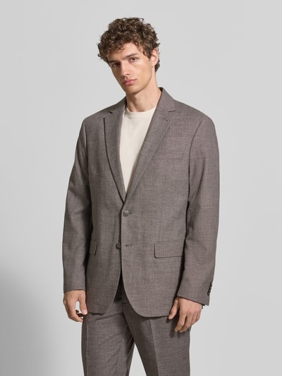 Männermodel trägt Regular Fit 2-knoops colbert met klepzakken van Christian Berg Men in materiaalmix met viscose, ganzkörperansicht van voren.