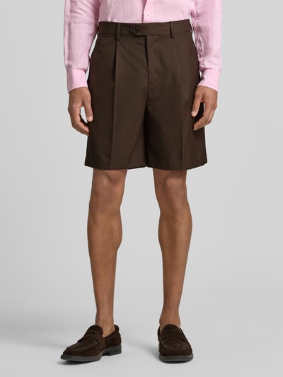 Männermodel trägt Loose Fit Bermudas mit Woll-Anteil Modell 'OTTO' von SELECTED HOMME, Optik: Unifarben, Ganzkörperansicht von vorne.