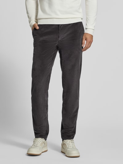 Männermodel trägt Modern Fit Cordhose aus Baumwoll-Mix Modell 'Fabio' von Brax, dunkelgrauer Stoff, Herren Schmale Hose, Ganzkörperansicht von vorne.