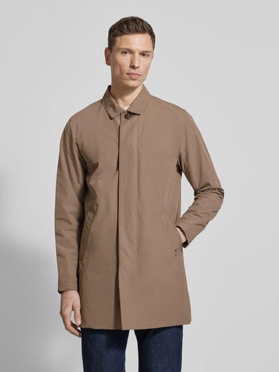 Männermodel trägt Kurzmantel mit verdeckter Knopfleiste Modell 'miles' von Matinique in Beige, glatte Oberfläche, Ganzkörperansicht von vorne, Regular Fit, Umlegekragen, lange Ärmel.